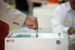 Mano depositando voto en la urna. Foto: Cristian Araya Badilla.